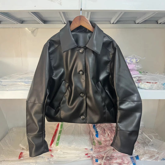 Damen Kunstlederjacke mit modernen Knopfdetails EB