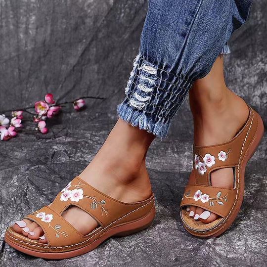 Damen Sandalen mit blütenverziertem Design und ergonomischer Sohle EB