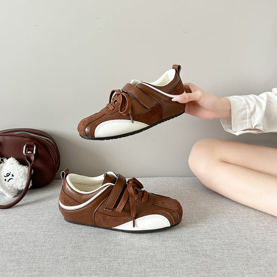 Damen Bequeme Sneaker mit elegantem Obermaterial und modischen Schnürdetails EB