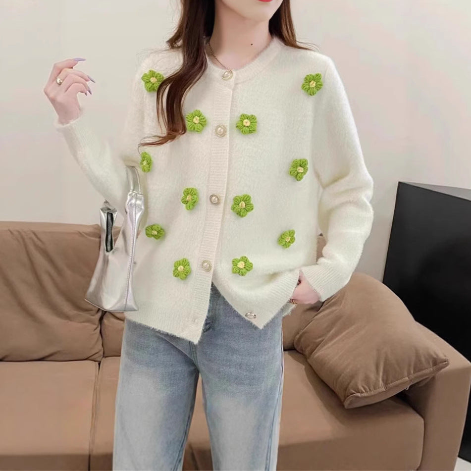 Damen Strickjacke mit zarter Blumenstickerei und Perlenknöpfen EB