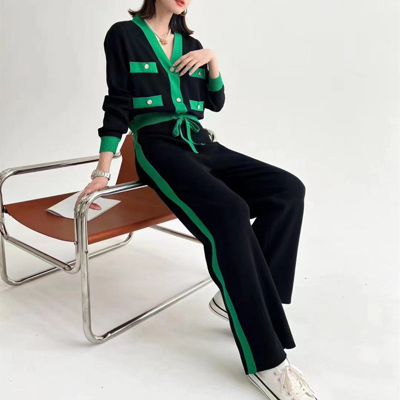 Damen modisches Strickensemble mit dekorativen Knöpfen und Kontrastdetails EB