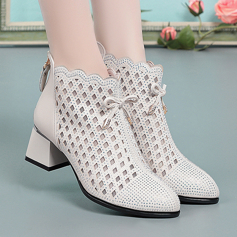 Damen Elegante Stiefeletten mit luftiger Netzstruktur und funkelnden Schmuckdetails EB