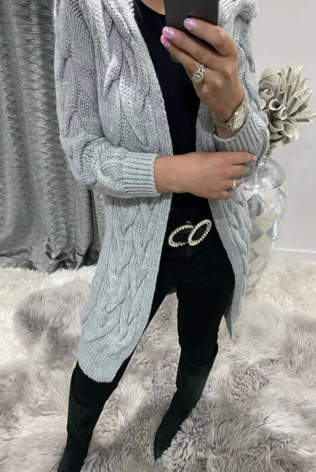 Damen Strickjacke mit tiefen Taschen und kunstvollem Zopfdesign EB