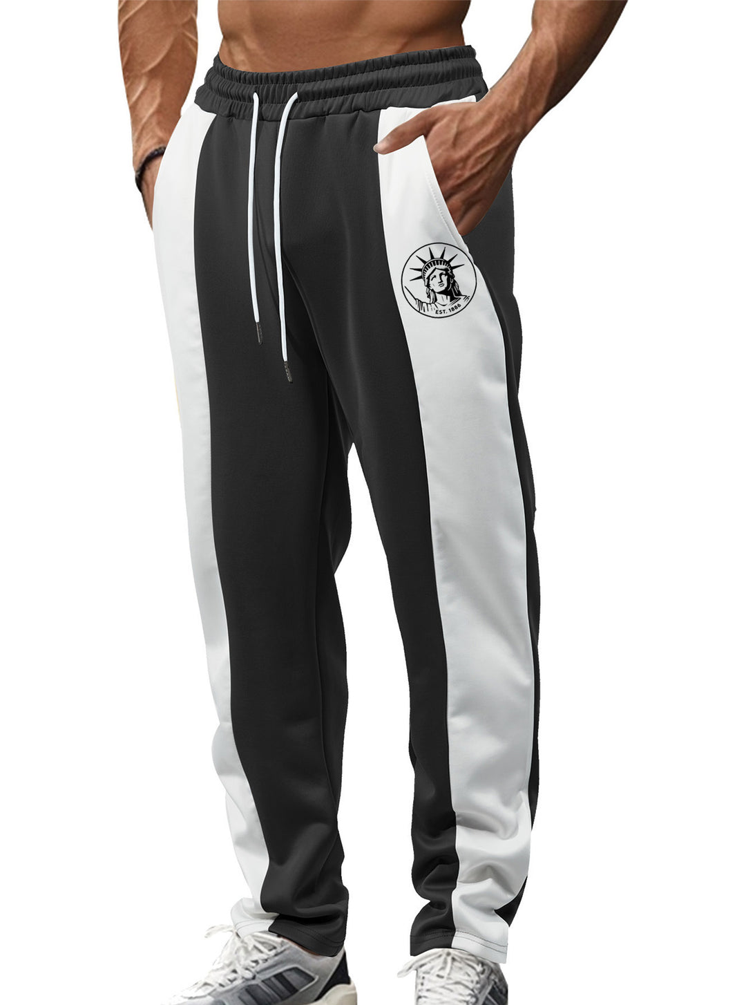 Herren nan sportive Trackpants mit seitlichen Kontrastbahnen elastischem Bund Kordelzug und Hirschstickerei EB