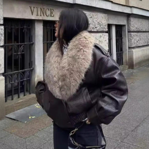 Damen nan kurze Lederjacke mit voluminösem Fellkragen, elastischem Bund und aufgesetzten Eingrifftaschen EB