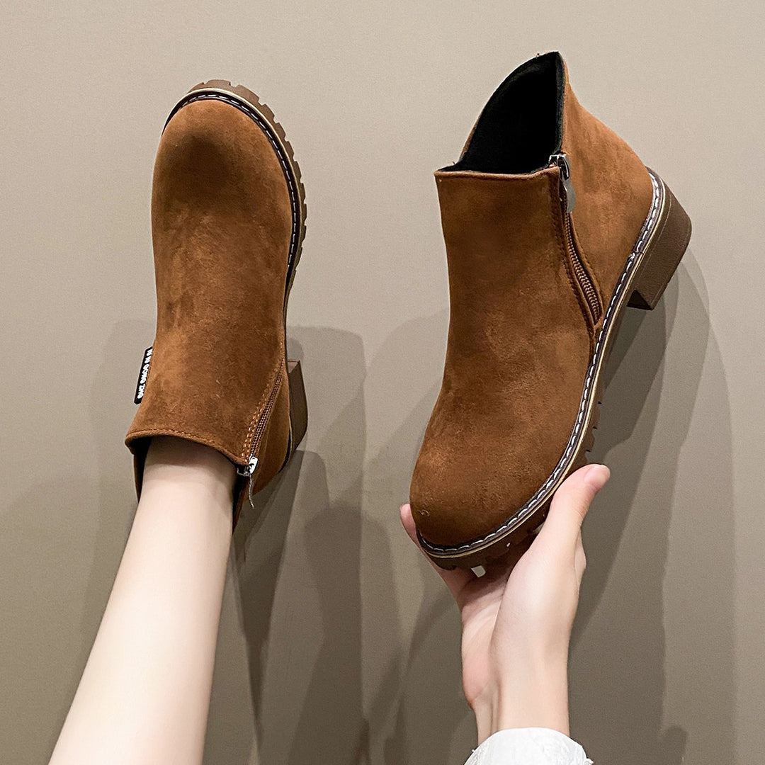 Damen nan kurze Reißverschluss-Stiefelette aus Veloursoptik mit profiliertem Traktorsohlensystem und gepolstertem Komfortfutter EB