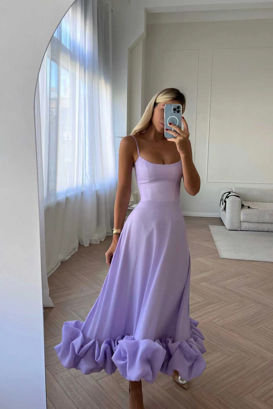 Damen Midi-Kleid mit zarten Spaghetti-Trägern und voluminösem Rüschensaum EB