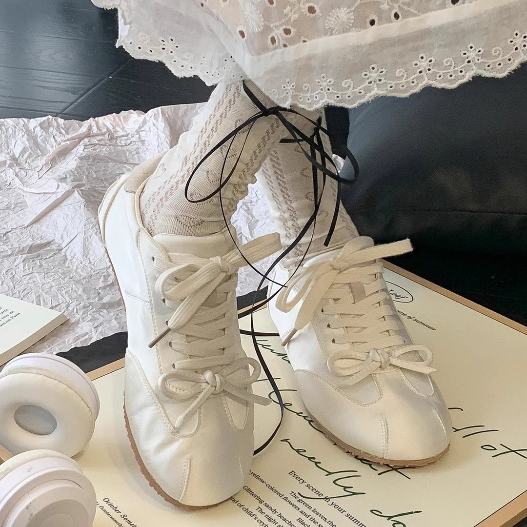 Damen Sportliche Sneakers mit eleganten Schnürdetails EB