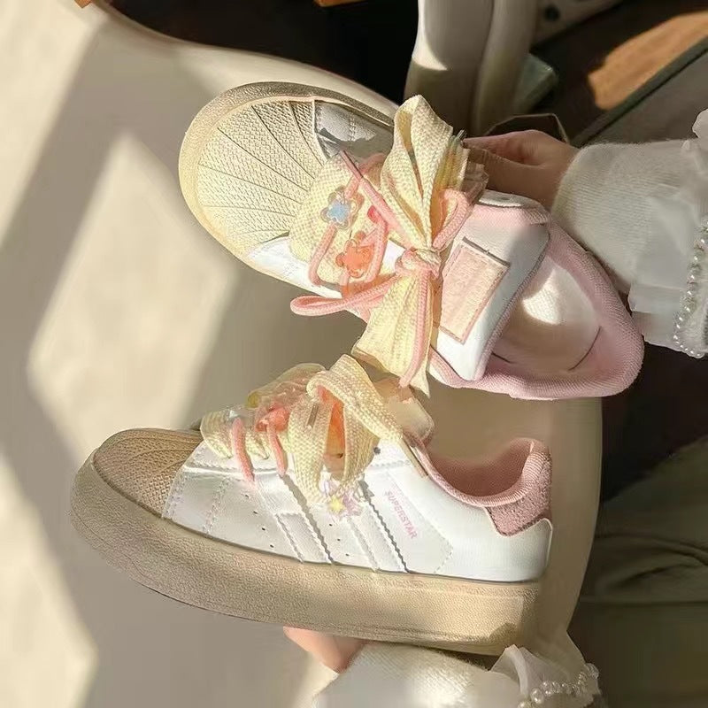 Damen Sneakers mit floralen Schnürsenkeln und weichem Innenfutter EB