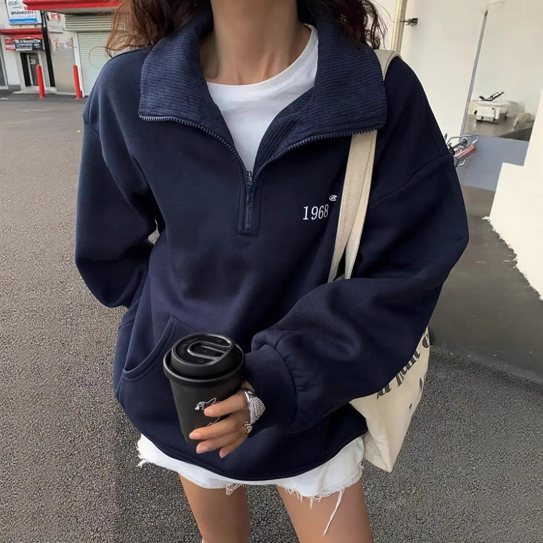 Damen oversized Hoodie mit kurzem Reißverschluss, hohem Stehkragen und Kängurutasche Minimalstick Eichborn Berlin