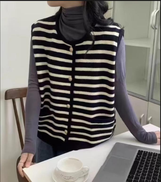 Damen modische Strickweste mit kontrastierenden Streifen und goldenen Knöpfen EB
