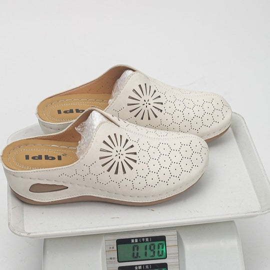 Damen Bequeme Perforierte Slipper-Mules mit Blumenstanzung und gepolstertem Fußbett EB