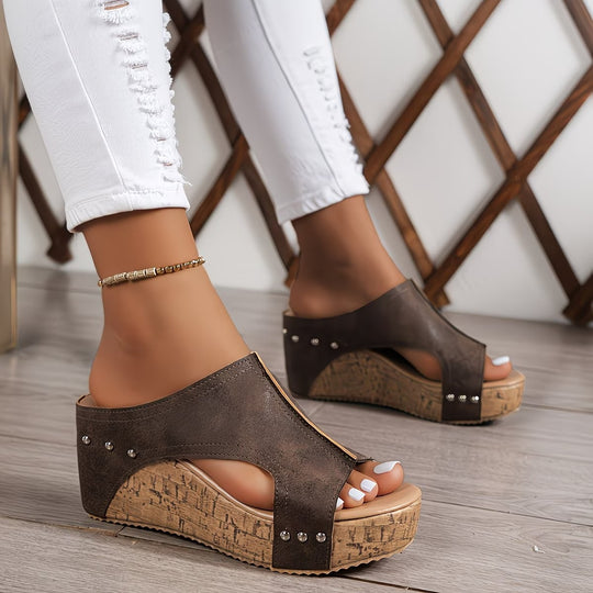 Damen Wedge-Pantoletten mit modischem Riemendesign und dekorativen Nieten EB