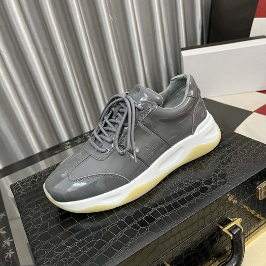 Damen Elegante Sneakers mit hochglänzender Oberfläche und dämpfender Laufsohle EB
