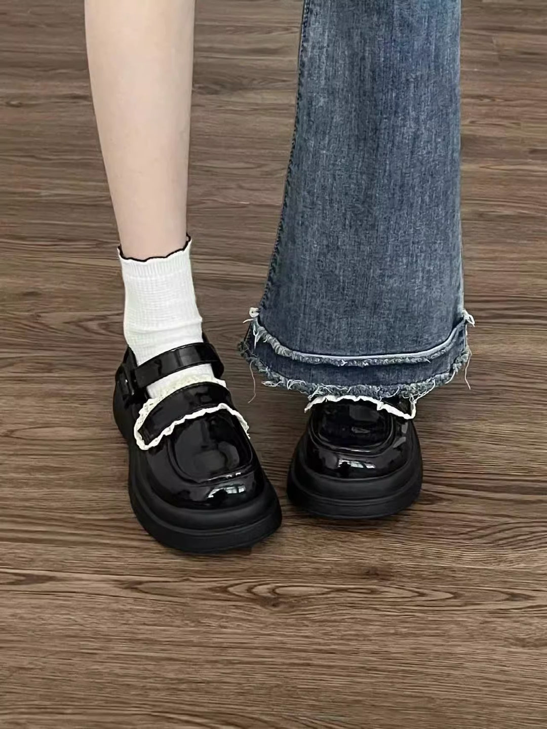 Damen Modische Ballerinas mit verstellbarem Riemen und elegantem Perlendetail EB