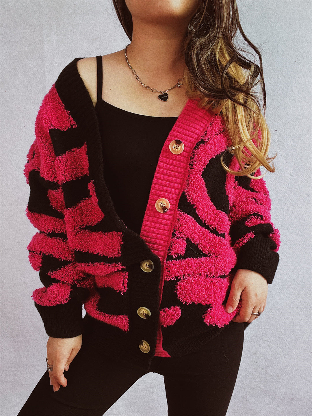 Damen Grobstrickjacke mit dekorativem Mustermix und eleganten Knopfdetails EB