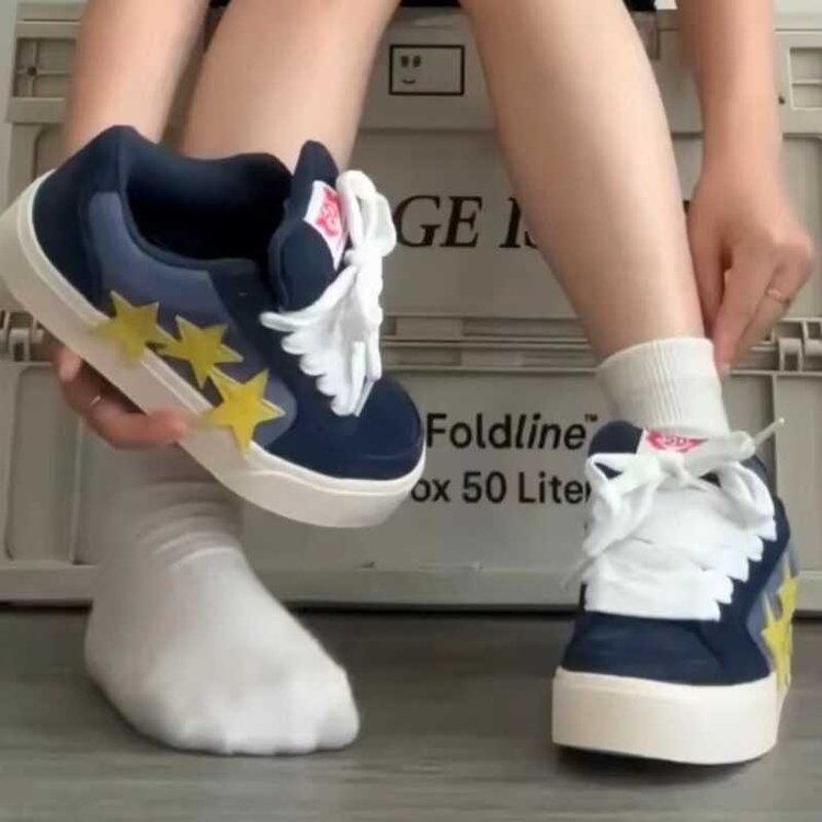 Damen Sportliche Sneaker mit kreativen Applikationen und dicker Sohle EB