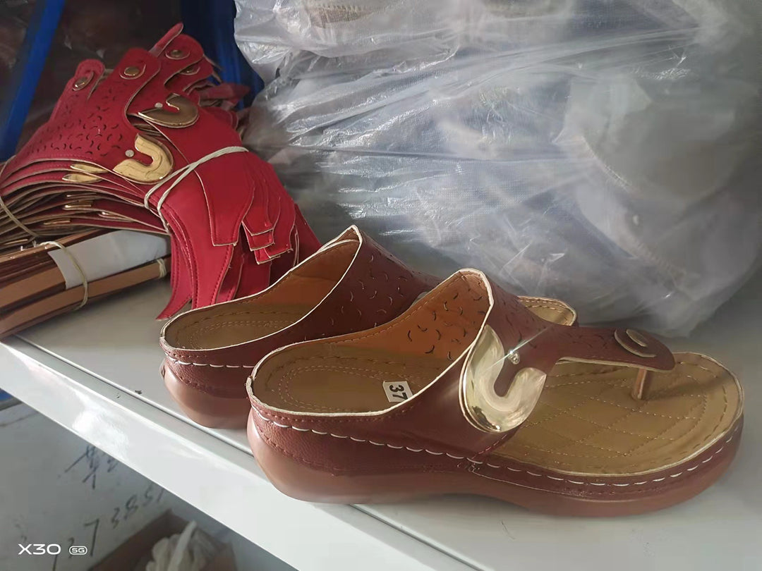 Damen Zehentrennersandalen mit modischem Riemendesign und komfortabler Fußbettung EB