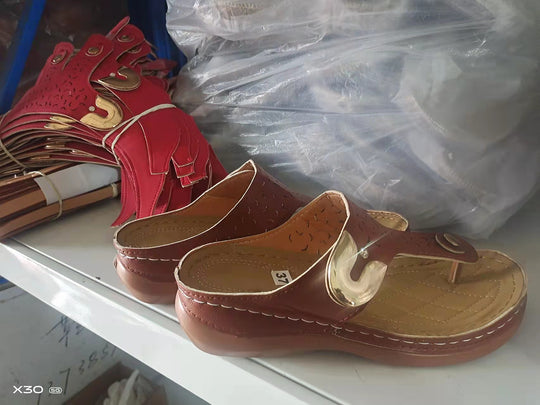 Damen Zehentrennersandalen mit modischem Riemendesign und komfortabler Fußbettung EB