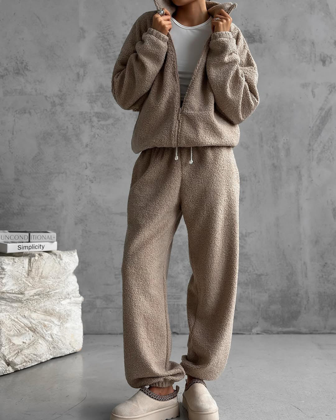 Damen Teddy-Fleece Loungewear-Set mit Reißverschlussjacke und Kordelzug-Hose EB