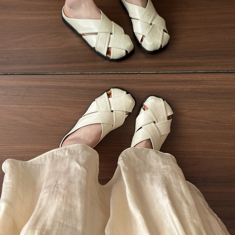 Damen bequeme und stylische Clogs mit modernen Kreuzriemen EB