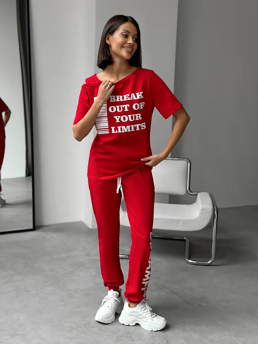 Damen lässiges Lounge-Set mit Cut-Out Schulter und Statement-Print Eichborn Berlin