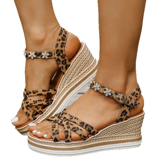 Damen Wedge-Sandalen mit dekorativen Riemen und modischem Leopardenmuster EB