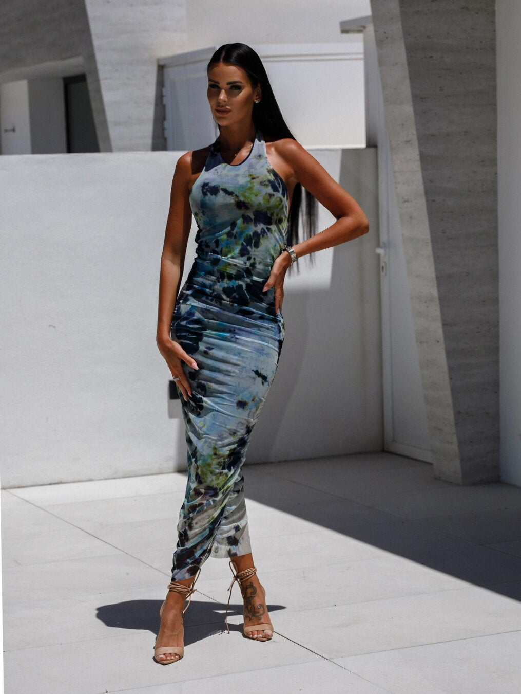 Damen figurbetontes Maxikleid mit elegantem Wickeldesign und modernem Tie-Dye-Muster EB