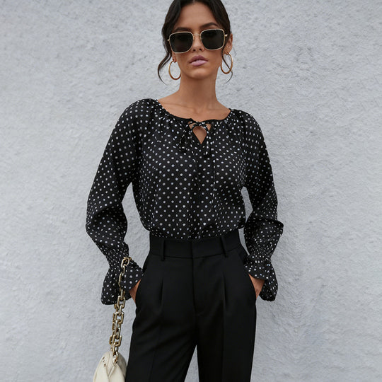 Damen Chiffonbluse mit Polka-Dots, Bindeband-Ausschnitt und smockgesmokten Manschetten EB