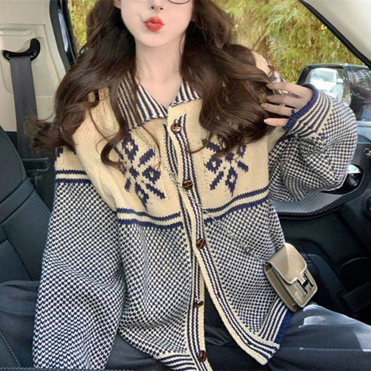Damen Strickjacke mit festlichem Motiv und praktischen Taschen EB