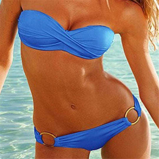 Damen Bandeau-Bikini mit elegantem Wickeldesign und goldenen Akzenten EB