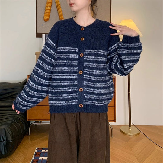 Damen Grobstrickjacke mit modernen Streifen und Knopfdetails EB