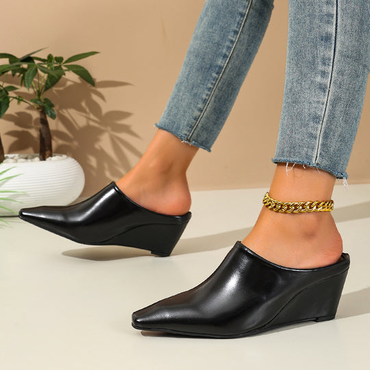 Damen Mules mit elegantem spitzem Design und glänzender Oberfläche EB