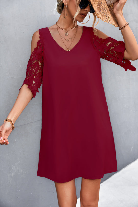 Damen luftiges Minikleid mit Spitzeneinsatz und elegantem V-Ausschnitt EB