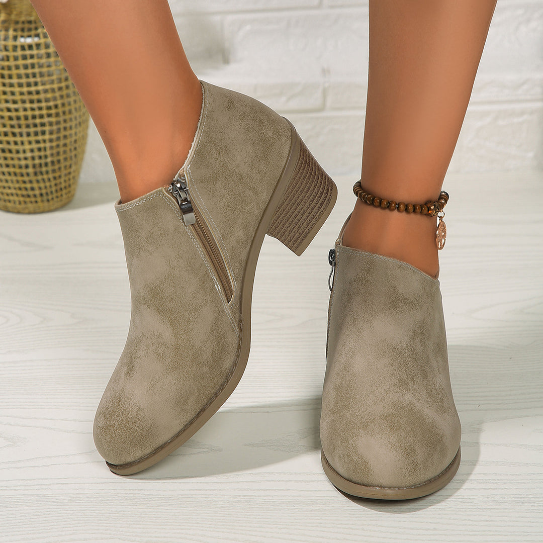 Damen kurze Stiefelette mit seitlichem Reißverschluss gepolstertem Komfortfußbett und stabilem Blockabsatz EB