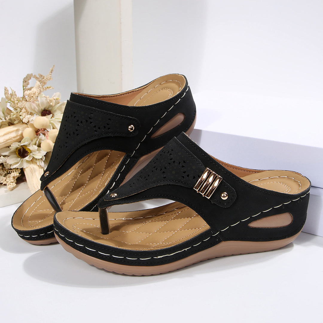 Damen Zehentrenner-Sandalen mit zierlichem Lochmuster und komfortabler Fußbettung EB