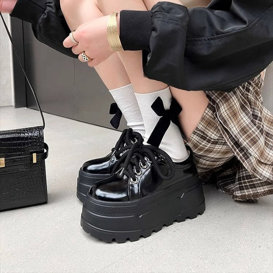 Damen Plateau-Sneaker mit eleganter Sohle und verspielten Schnürdetails EB