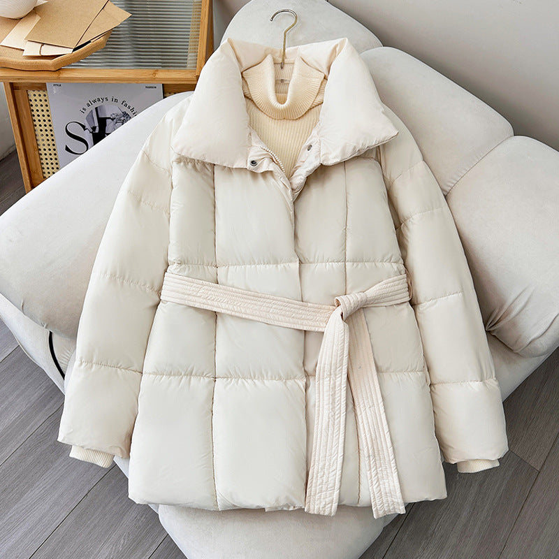 Damen modische wattierte Jacke mit Gürtel und hochschließendem Kragen EB