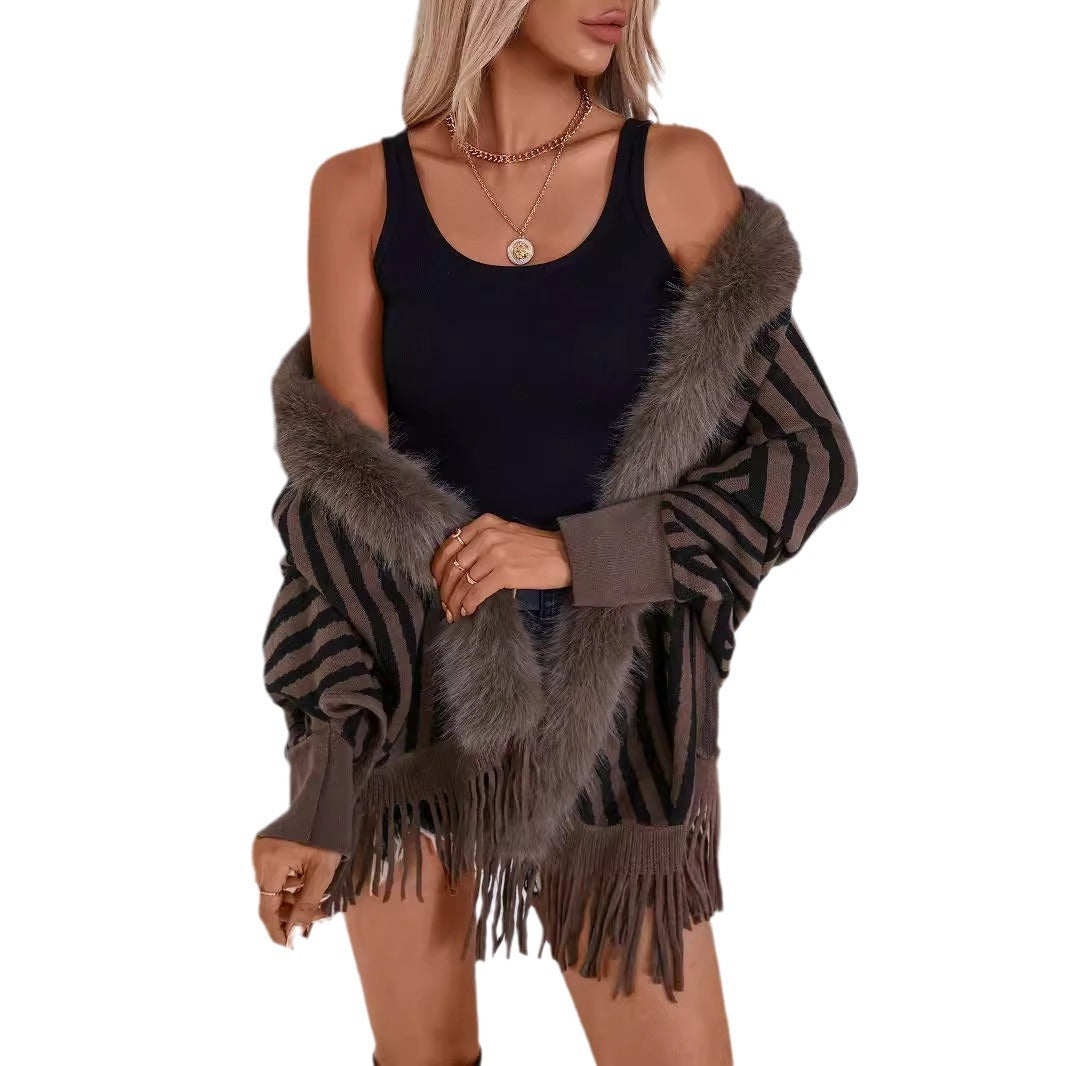Damen Strickponcho mit elegantem Kunstfellkragen und fransigem Design EB