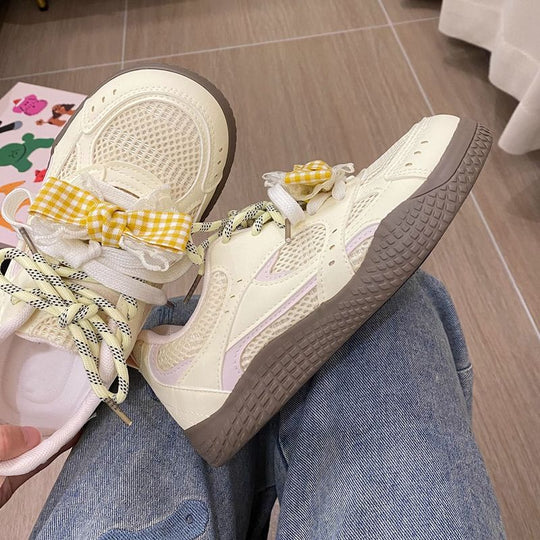 Damen Sneakers mit verspielt floralem Design und innovativer Schnürung EB