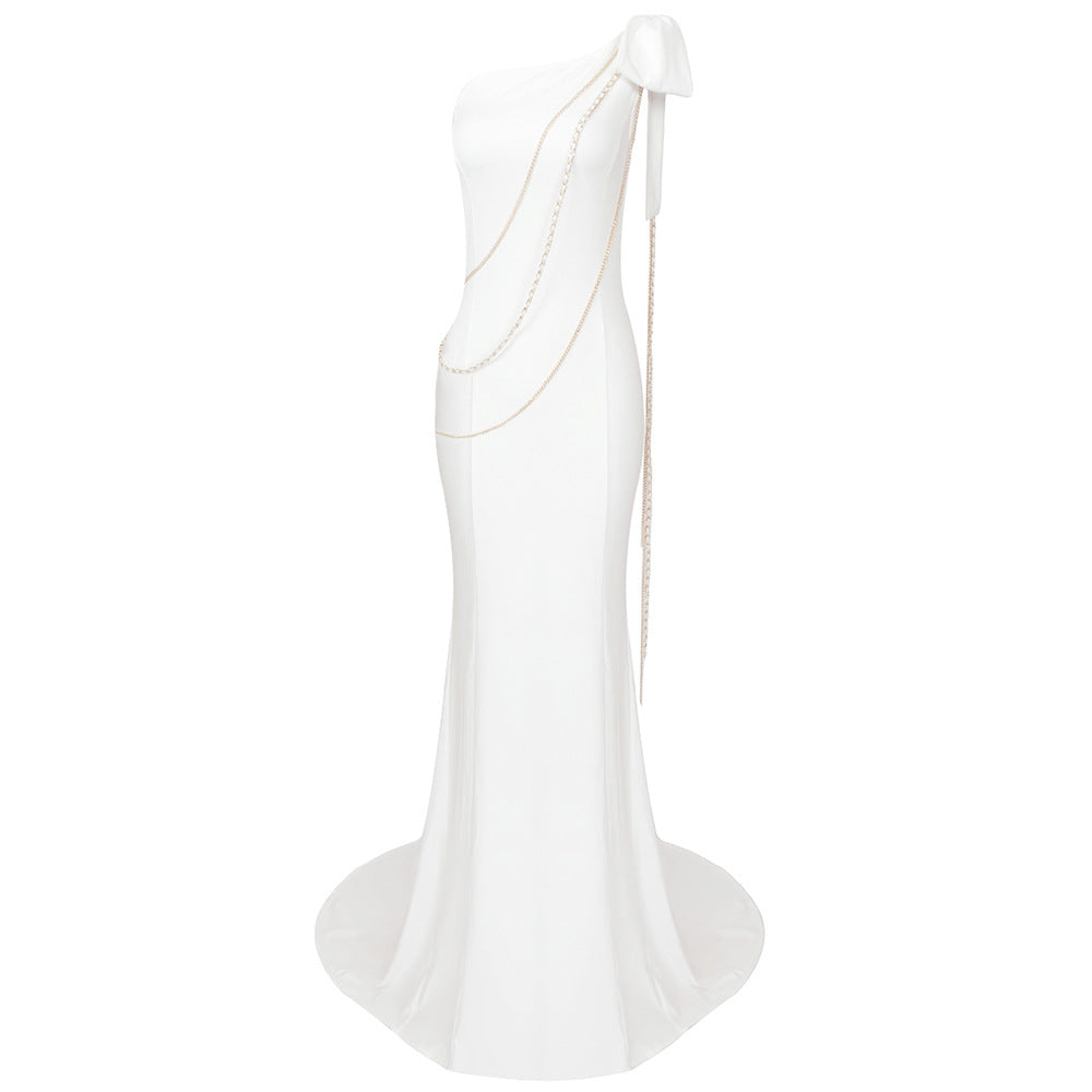 Damen Elegantes Abendkleid mit asymmetrischem Design und glamourösen Kettenakzenten EB