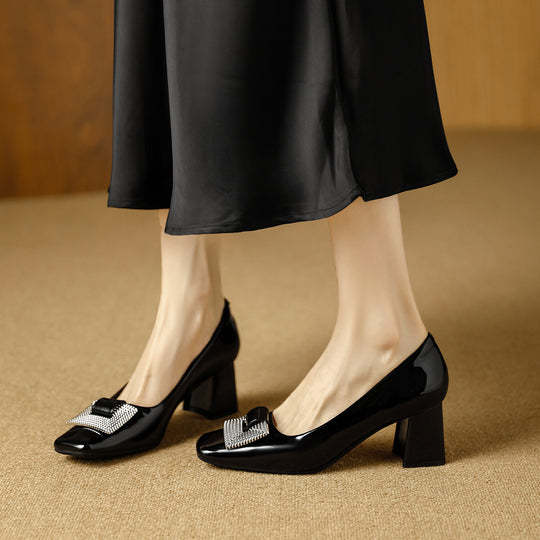 Damen Hochglanz-Pumps mit funkelnder Schmuckapplikation und komfortablem Blockabsatz EB