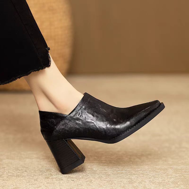 Damen Elegante Stiefeletten mit geschwungenem Absatz und raffiniertem Obermaterial EB