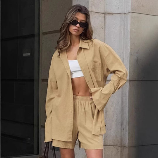 Damen lässiges Ensemble aus oversized Hemdbluse und Shorts im modernen Schnitt EB