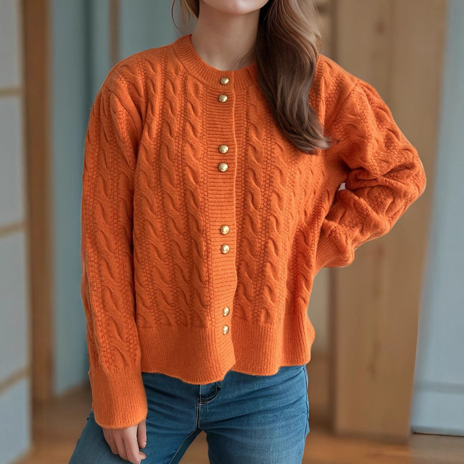 Damen Strickjacke mit eleganter Zopfmusterstruktur und dekorativen Knöpfen EB