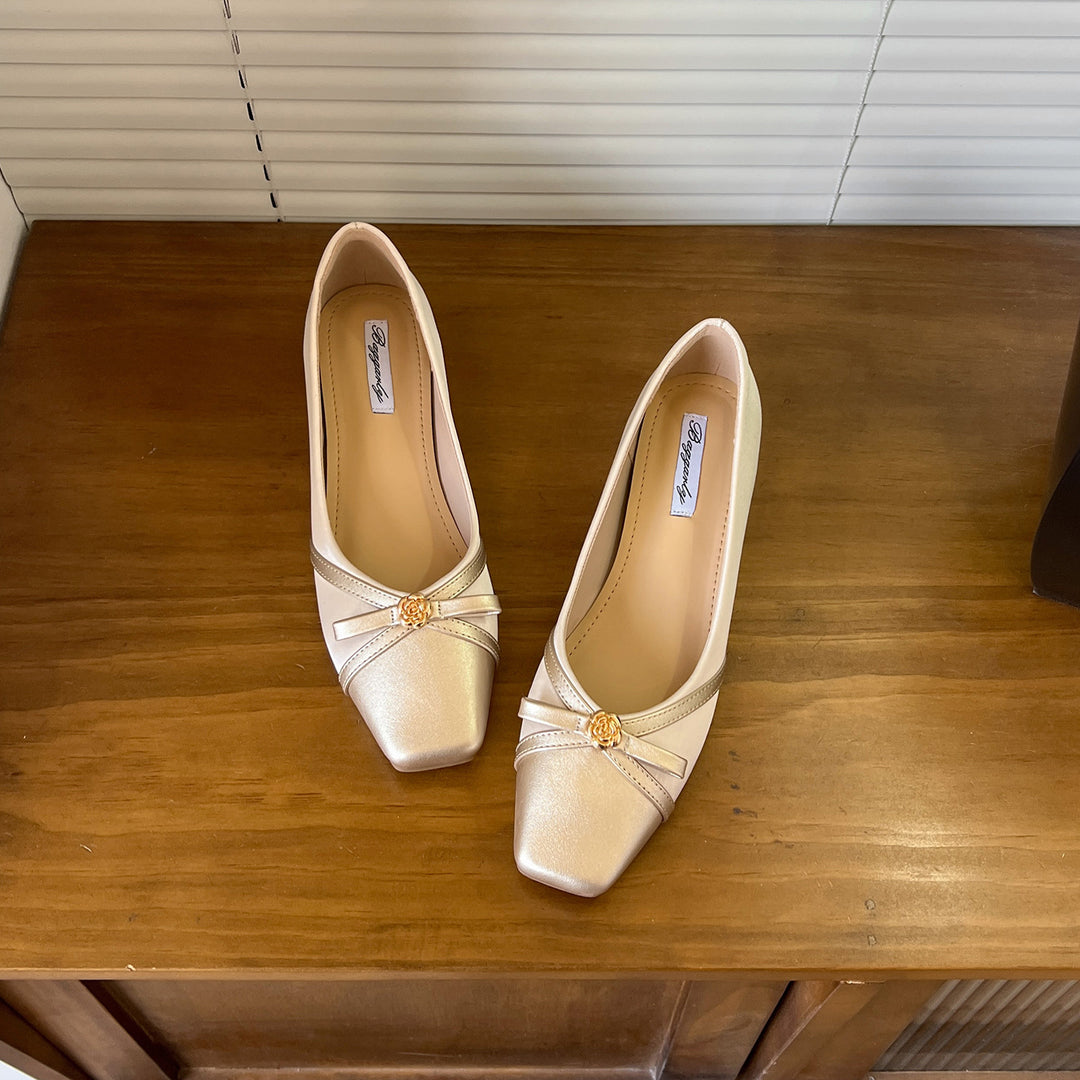 Damen Elegante Pumps mit floralem Schmuckdetail EB