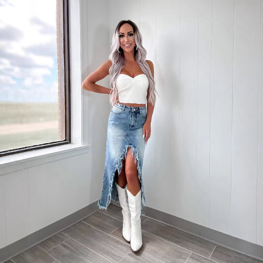 Damen Midilange Jeansrock mit teils fransigem Saum und hohem Schlitz EB
