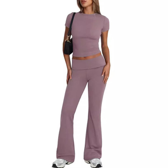 Damen Sportliches Kombination-Outfit mit körpernahem Top und ausgestellten Hosen EB