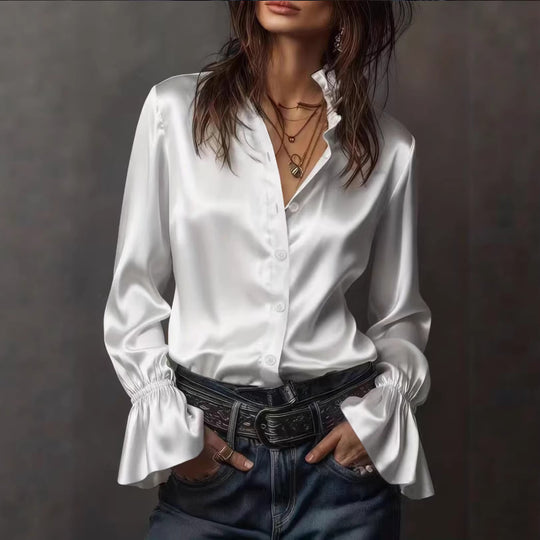 Damen Seidenglänzende Satinbluse mit Stehkragen, Knopfleiste und Volantärmel EB
