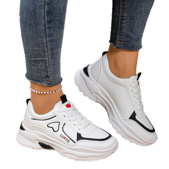 Damen Sneakers mit verspieltem Herzdesign und gepolsterter Sohle EB